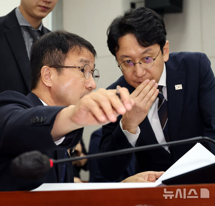 [서울=뉴시스] 최진석 기자 = 한병도(왼쪽) 국회운영위원장이 25일 여의도 국회에서 열린 국회운영위원회 전체회의에서 여당 간사인 천준호 더불어민주당 의원과 대화를 나누고 있다. 2026.08.25. myjs@newsis.com