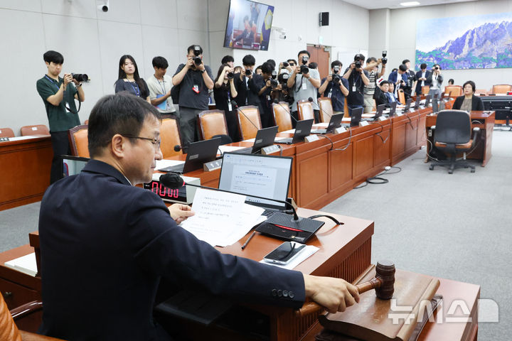 [서울=뉴시스] 최진석 기자 = 한병도 국회운영위원장이 25일 여의도 국회에서 열린 국회운영위원회 전체회의에서 국민의힘 의원들의 불참속 이진숙 국민의힘 의원의 제명 촉구 결의안을 처리하고 있다. 2026.08.25. myjs@newsis.com