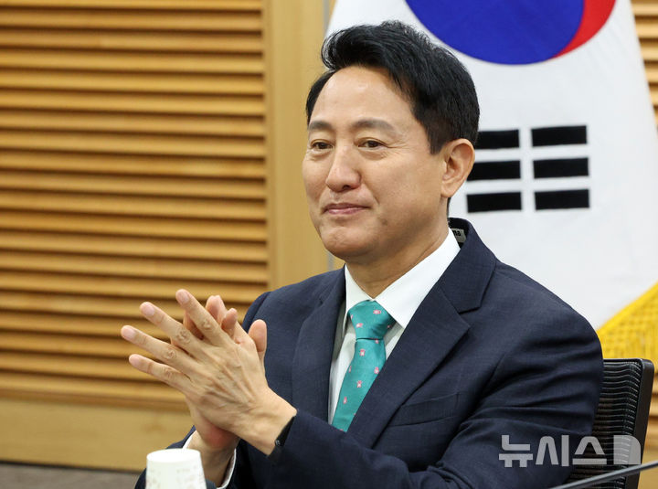 [서울=뉴시스] 고범준 기자 = 오세훈 서울시장이 25일 서울 여의도 국회 의원회관에서 열린 미국의 大전략과 한국의 선택 '제10차 대한민국 미래혁신포럼 세미나'에서 박수치고 있다. 2026.08.25. bjko@newsis.com