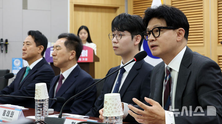 [서울=뉴시스] 고범준 기자 = 한동훈 무소속 의원이 25일 서울 여의도 국회 의원회관에서 열린 미국의 大전략과 한국의 선택 '제10차 대한민국 미래혁신포럼 세미나'에서 인사말을 하고 있다. 2026.08.25. bjko@newsis.com