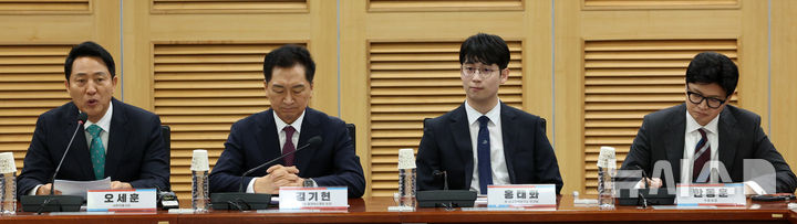 [서울=뉴시스] 고범준 기자 = 오세훈 서울시장이 25일 서울 여의도 국회 의원회관에서 열린 미국의 大전략과 한국의 선택 '제10차 대한민국 미래혁신포럼 세미나'에서 인사말을 하고 있다. 2026.08.25. bjko@newsis.com