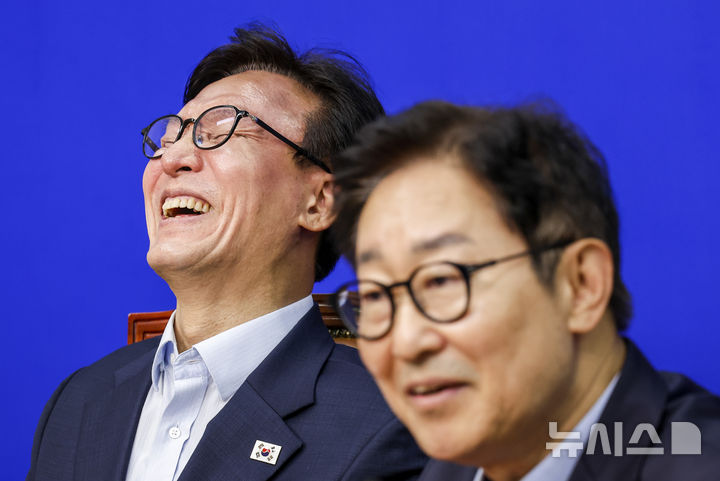 [서울=뉴시스] 정병혁 기자 = 김민석 더불어민주당 당대표가 25일 서울 여의도 국회에서 열린 대통합 추진단 1차 회의에서 박범계 단장의 발언을 들으며 활짝 웃고 있다. 2026.08.25. jhope@newsis.com