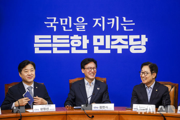 [서울=뉴시스] 정병혁 기자 = 김민석 더불어민주당 당대표를 비롯한 참석자들이 25일 서울 여의도 국회에서 열린 대통합 추진단 1차 회의에서 웃고 있다. 2026.08.25. jhope@newsis.com