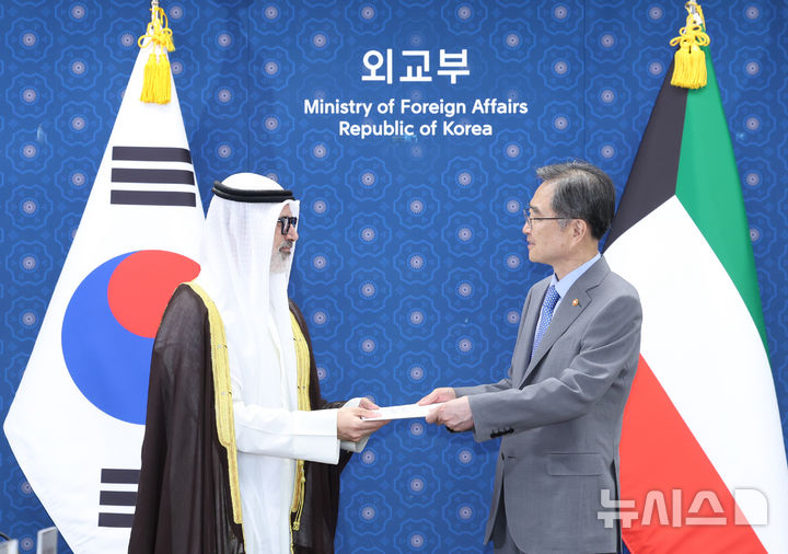 [서울=뉴시스] 조수정 기자 = 자라 자베르 알-아흐마드 알-사바 쿠웨이트 외교장관이 25일 오후 서울 종로구 외교부에서 조현 외교부 장관과 한-쿠웨이트 외교장관회담을 하기 앞서 외교 관련 문건을 전달하고 있다. 2026.08.25. chocrystal@newsis.com