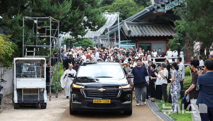 [서울=뉴시스] 김선웅 기자 = 25일 서울 강남구 봉은사 봉은사에서 열린 명진 스님 영결식에서 고인의 법구가 운구차량에 실려 법주사로 향하고 있다. 2026.08.25. mangusta@newsis.com