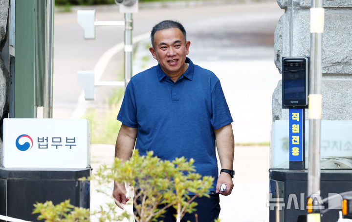 [의왕=뉴시스] 전신 기자 = 윤석열 전 대통령에게 여론조사를 무상으로 제공한 혐의로 1심에서 실형을 선고받고 법정 구속됐던 정치 브로커 명태균 씨가 25일 경기 의왕 서울구치소를 나오고 있다. 2026.08.25. photo1006@newsis.com