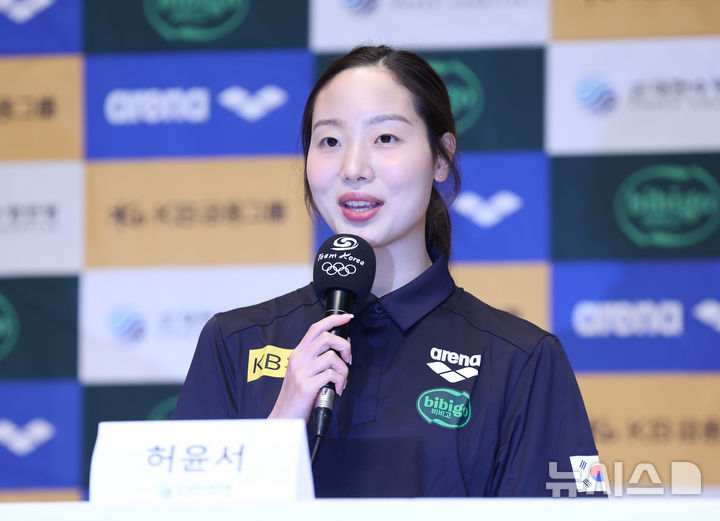 [진천=뉴시스] 김금보 기자 = 아티스틱 스위밍 허윤서가 25일 오후 충북 진천선수촌에서 열린 2026 아이치·나고야 아시안게임 수영 국가대표팀 미디어데에서 취재진 질문에 답하고 있다. 2026.08.25. kgb@newsis.com