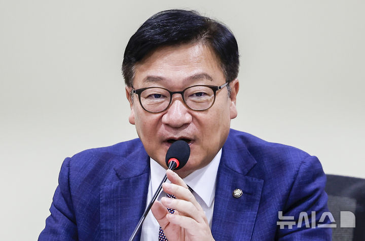[서울=뉴시스] 정병혁 기자 = 정점식 국민의힘 원내대표가 25일 서울 여의도 국회 의원회관에서 열린 '청년 고용절벽과 기회 양극화 해소 방안: 소멸하는 청년 일자리, 첫 연봉이 생애 계층으로' 토론회에 참석해 인사말을 하고 있다. 2026.08.25. jhope@newsis.com