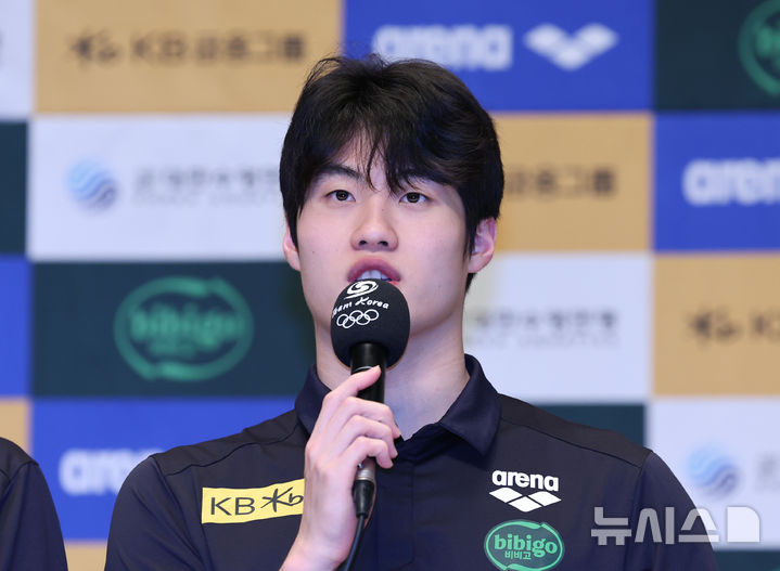 [진천=뉴시스] 김금보 기자 = 경영 황선우가 25일 오후 충북 진천선수촌에서 열린 2026 아이치·나고야 아시안게임 수영 국가대표팀 미디어데에서 취재진 질문에 답하고 있다. 2026.08.25. kgb@newsis.com