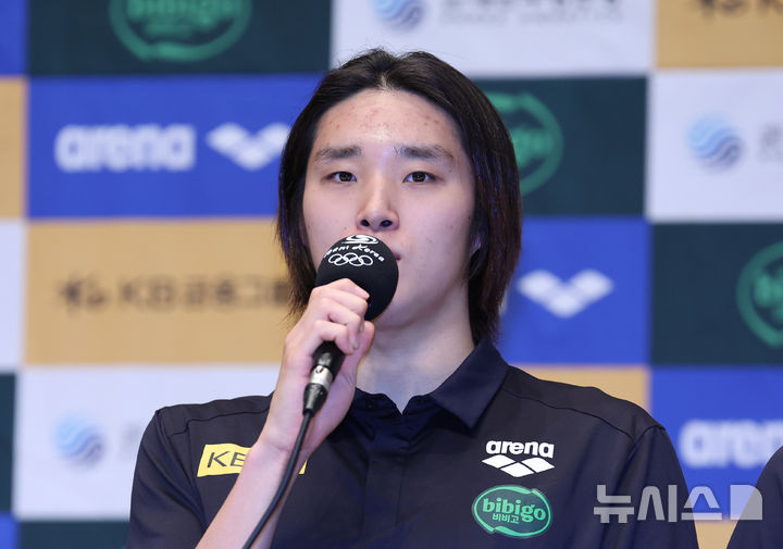 [진천=뉴시스] 김금보 기자 = 경영 김우민이 25일 오후 충북 진천선수촌에서 열린 2026 아이치·나고야 아시안게임 수영 국가대표팀 미디어데에서 취재진 질문에 답하고 있다. 2026.08.25. kgb@newsis.com