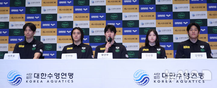 [진천=뉴시스] 김금보 기자 = 경영 이주호(왼쪽부터), 김우민, 황선우, 김승원, 김영범이 25일 오후 충북 진천선수촌에서 열린 2026 아이치·나고야 아시안게임 수영 국가대표팀 미디어데에서 취재진 질문에 답하고 있다. 2026.08.25. kgb@newsis.com