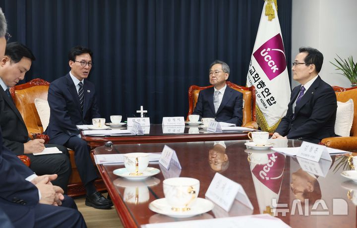 [서울=뉴시스] 국회사진기자단 = 김민석 더불어민주당 대표가 25일 서울 종로구 한국기독교회관에서 김정석 한국교회총연합 대표회장을 예방하며 발언하고 있다. 2026.08.25. photo@newsis.com