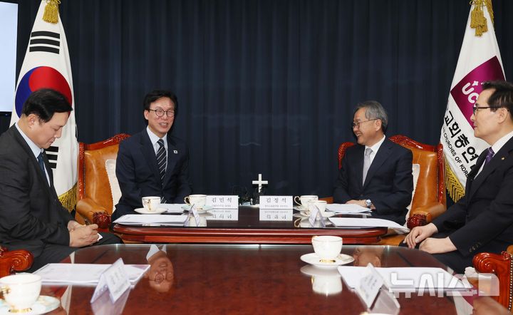 [서울=뉴시스] 국회사진기자단 = 김민석 더불어민주당 대표가 25일 서울 종로구 한국기독교회관에서 김정석 한국교회총연합 대표회장을 예방하며 발언하고 있다. 2026.08.25. photo@newsis.com