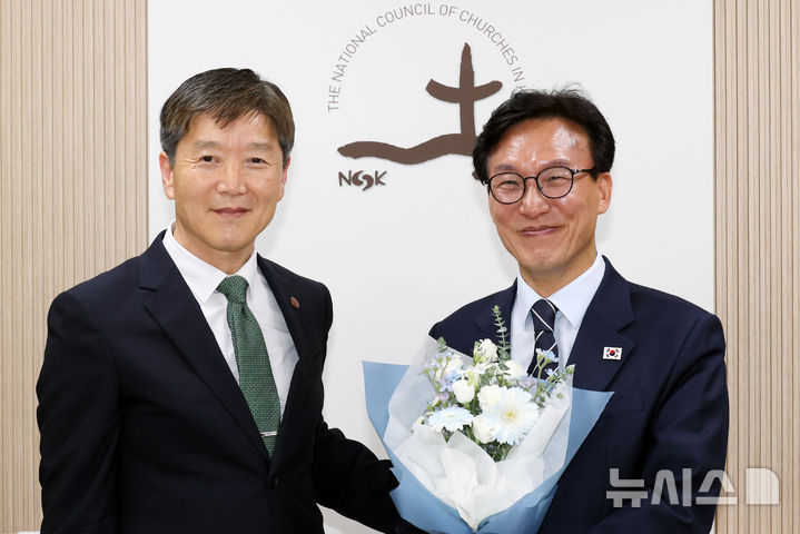 [서울=뉴시스] 국회사진기자단 = 김민석 더불어민주당 대표가 25일 서울 종로구 한국기독교회관에서 박승렬 한국기독교교회협의회 총무를 예방하며 기념촬영을 하고 있다. 2026.08.25. photo@newsis.com