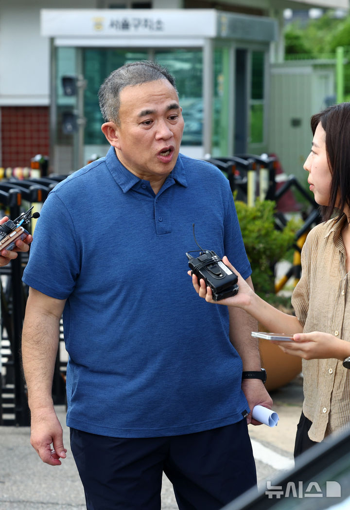 [의왕=뉴시스] 전신 기자 = 윤석열 전 대통령에게 여론조사를 무상으로 제공한 혐의로 1심에서 실형을 선고 받고 법정 구속됐던 정치브로커 명태균 씨가 보석 석방돼 25일 경기 의왕 서울구치소를 나서며 취재진 질문을 받고 있다. 2026.08.25. photo1006@newsis.com