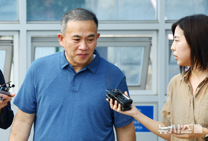[의왕=뉴시스] 전신 기자 = 윤석열 전 대통령에게 여론조사를 무상으로 제공한 혐의로 1심에서 실형을 선고 받고 법정 구속됐던 정치브로커 명태균 씨가 보석 석방돼 25일 경기 의왕 서울구치소를 나서며 취재진 질문을 받고 있다. 2026.08.25. photo1006@newsis.com