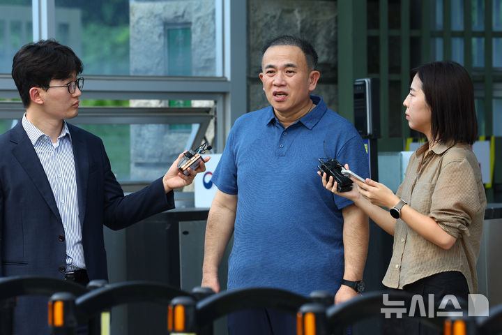 [의왕=뉴시스] 전신 기자 = 윤석열 전 대통령에게 여론조사를 무상으로 제공한 혐의로 1심에서 실형을 선고 받고 법정 구속됐던 정치브로커 명태균 씨가 보석 석방돼 25일 경기 의왕 서울구치소를 나서며 취재진 질문을 받고 있다. 2026.08.25. photo1006@newsis.com