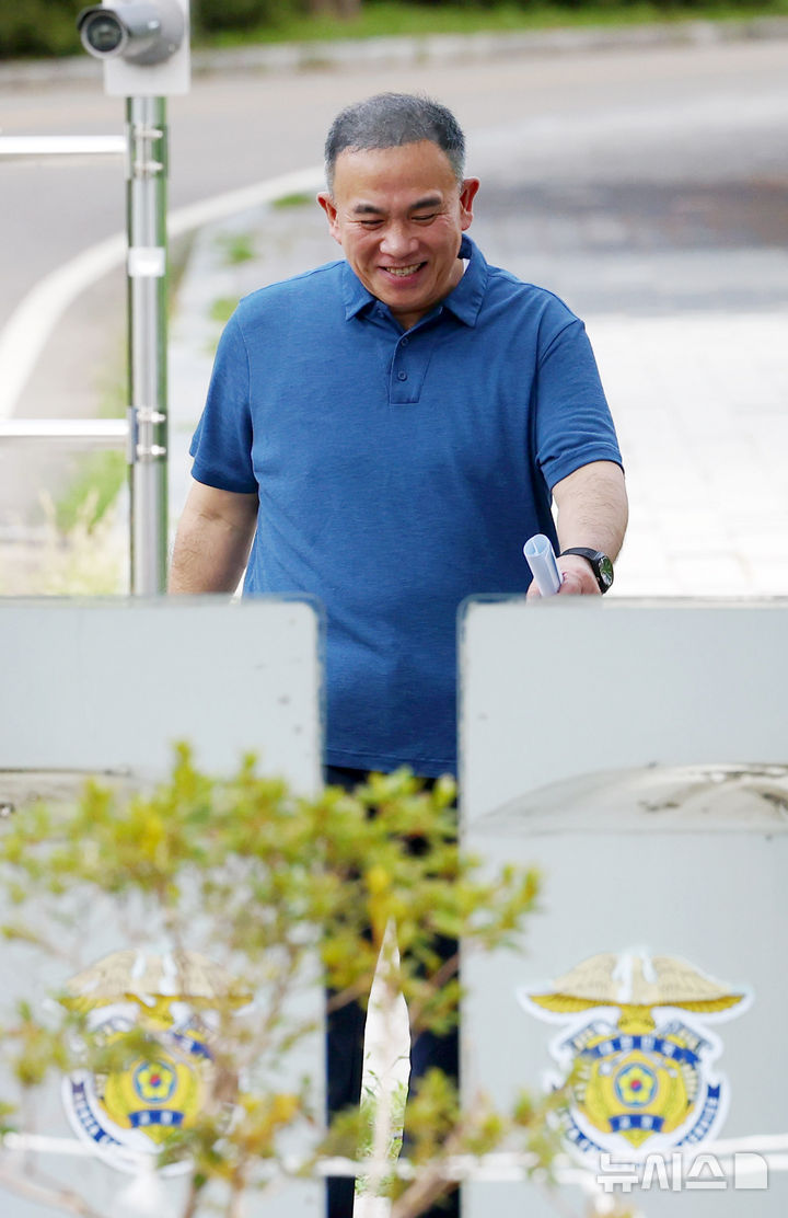[의왕=뉴시스] 전신 기자 = 윤석열 전 대통령에게 여론조사를 무상으로 제공한 혐의로 1심에서 실형을 선고 받고 법정 구속됐던 정치브로커 명태균 씨가 보석 석방돼 25일 경기 의왕 서울구치소를 나오고 있다. 2026.08.25. photo1006@newsis.com