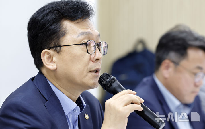 [서울=뉴시스] 김혜진 기자 = 이병권 중소벤처기업부 제2차관이 25일 오후 서울 영등포구 중소벤처기업진흥공단 수도권 지원센터에서 열린 홈플러스 협력·입점업체 간담회에서 인사말을 하고 있다. 2026.08.25. jini@newsis.com