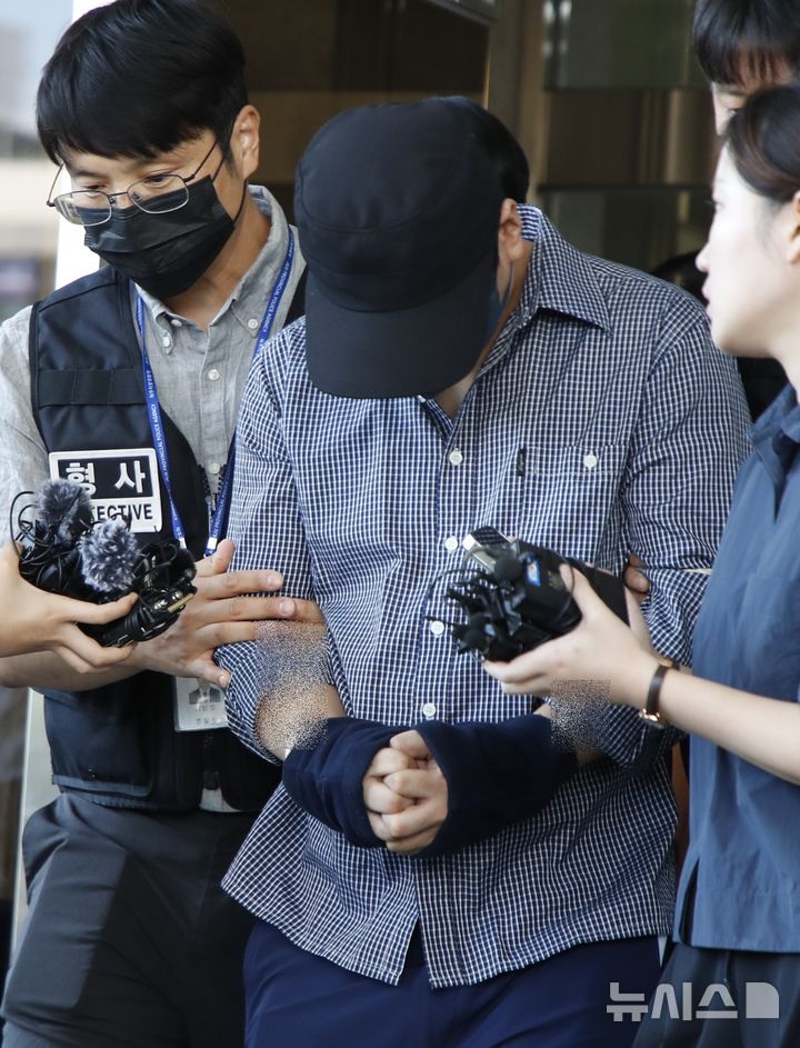 [제주=뉴시스] 우장호 기자 = 장미란(37)씨 등 실종자 허위 종결 사건으로 직무유기 등 혐의를 받고 있는 제주 서부경찰서 소속 부 경장이 25일 오후 제주지방법원에서 구속 전 피의자 심문(영장실질심사)를 받은 후 이동하고 있다. 2026.08.25. woo1223@newsis.com