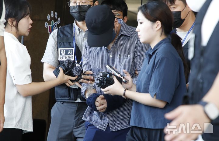 [제주=뉴시스] 우장호 기자 = 장 모(30대·여) 씨 등 실종자 허위 종결 사건으로 직무유기 등 혐의를 받고 있는 제주서부경찰서 소속 부 모(30대) 경장이 25일 오후 제주지방법원에서 구속 전 피의자 심문(영장실질심사)를 받은 후 이동하고 있다. 2026.08.25. woo1223@newsis.com