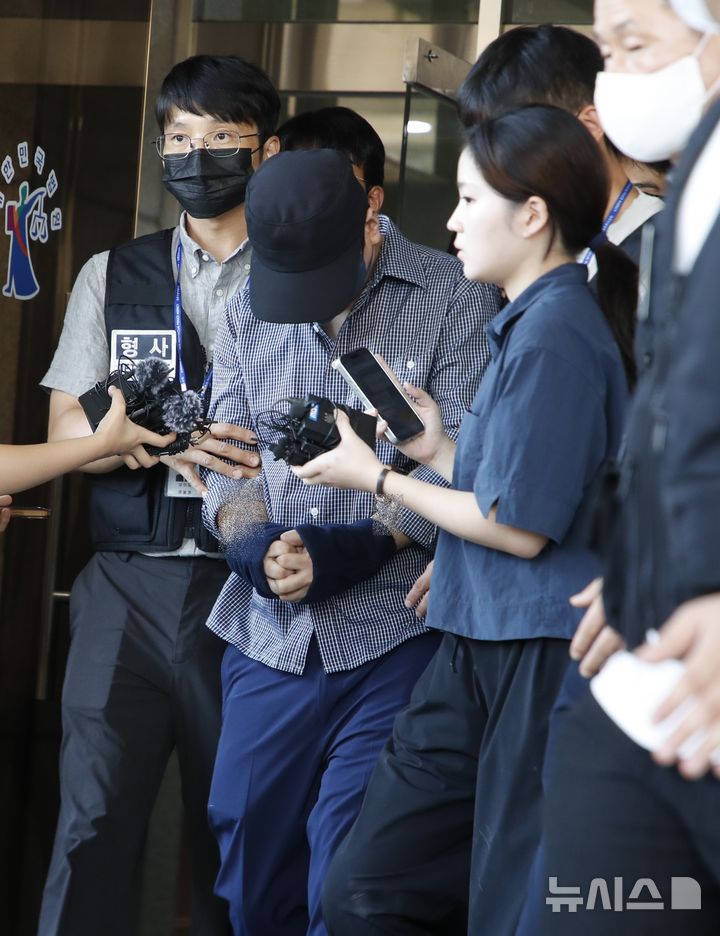 [제주=뉴시스] 우장호 기자 = 장미란(37)씨 등 실종자 허위 종결 사건으로 직무유기 등 혐의를 받고 있는 제주 서부경찰서 소속 부 경장이 25일 오후 제주지방법원에서 구속 전 피의자 심문(영장실질심사)를 받은 후 이동하고 있다. 2026.08.25. woo1223@newsis.com