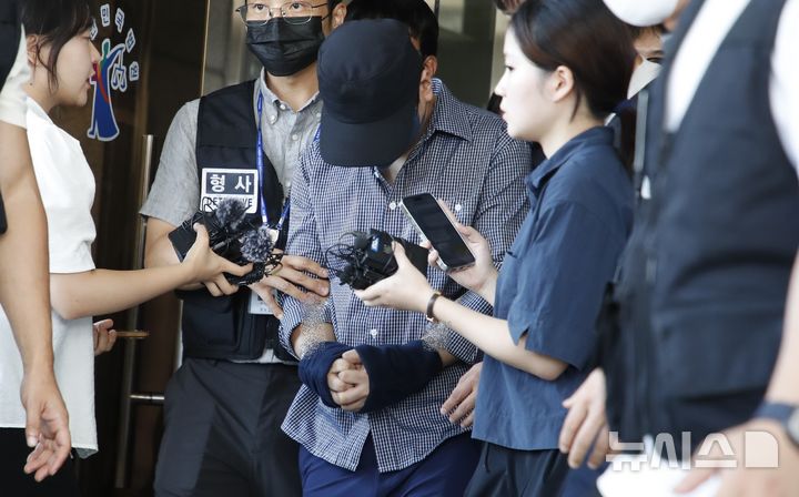 [제주=뉴시스] 우장호 기자 = 장미란(37)씨 등 실종자 허위 종결 사건으로 직무유기 등 혐의를 받고 있는 제주 서부경찰서 소속 A경장이 25일 오후 제주지방법원에서 구속 전 피의자 심문(영장실질심사)를 받은 후 이동하고 있다. 2026.08.25. woo1223@newsis.com