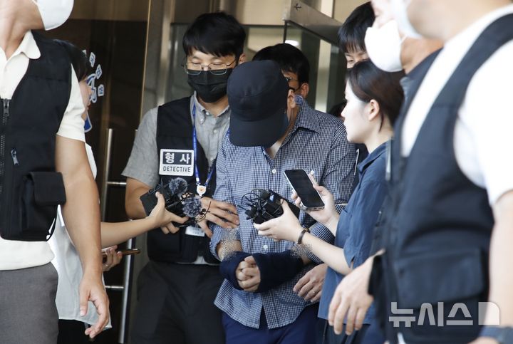 [제주=뉴시스] 우장호 기자 = 장미란(37)씨 등 실종자 허위 종결 사건으로 직무유기 등 혐의를 받고 있는 제주 서부경찰서 소속 A경장이 25일 오후 제주지방법원에서 구속 전 피의자 심문(영장실질심사)를 받은 후 이동하고 있다. 2026.08.25. woo1223@newsis.com