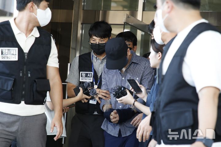 [제주=뉴시스] 우장호 기자 = 장미란(37)씨 등 실종자 허위 종결 사건으로 직무유기 등 혐의를 받고 있는 제주 서부경찰서 소속 A경장이 25일 오후 제주지방법원에서 구속 전 피의자 심문(영장실질심사)를 받은 후 이동하고 있다. 2026.08.25. woo1223@newsis.com