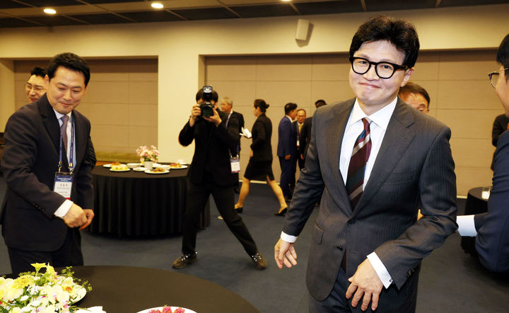 [서울=뉴시스] 김근수 기자 = 장동혁(왼쪽) 국민의힘 대표와 한동훈 무소속 의원이 25일 서울 중구 대한상공회의소에서 열린 문화미래리포트 2026에서 인사하고 있다. 2026.08.25. (사진= 문화일보 제공) photo@newsis.com *재판매 및 DB 금지