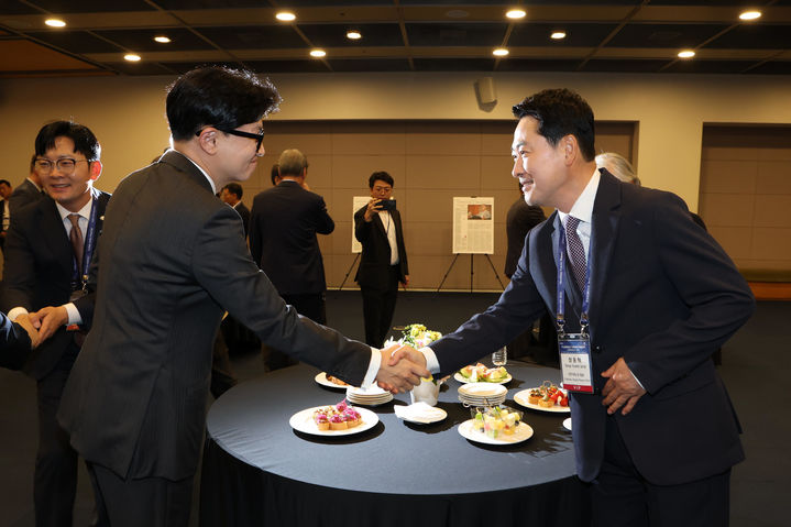 [서울=뉴시스] 김근수 기자 = 장동혁(왼쪽) 국민의힘 대표와 한동훈 무소속 의원이 25일 서울 중구 대한상공회의소에서 열린 문화미래리포트 2026에서 인사하고 있다. 2026.08.25. (사진= 문화일보 제공) photo@newsis.com *재판매 및 DB 금지