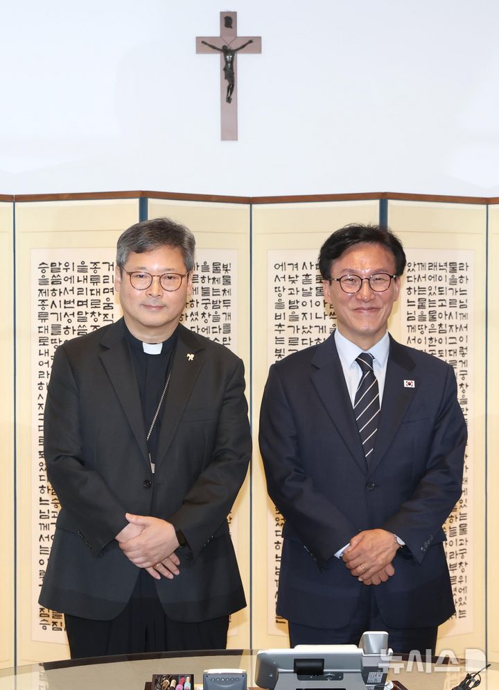 [서울=뉴시스] 국회사진기자단 = 김민석(오른쪽) 더불어민주당 대표가 25일 서울 중구 천주교 서울대교구청에서 서울대교구장 정순택 대주교를 예방해 기념촬영을 하고 있다. 2026.08.25. photo@newsis.com