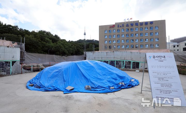 [서울=뉴시스] 홍효식 기자 = 25일 서울 중구 남산 예장공원 부근 곤돌라 하부 승강장 예정지 모습.서울시는 지하철 4호선 명동역에서 남산을 오가는 곤돌라 조성사업을 추진하고 있으나 케이블카를 독점적으로 운영해온 한국삭도공업이 '도시자연공원구역'을 '도시계획시설공원'으로 변경한 시의 도시관리계획 결정 처분을 취소하라며 행정소송을 제기했다. 2026.08.25. yesphoto@newsis.com