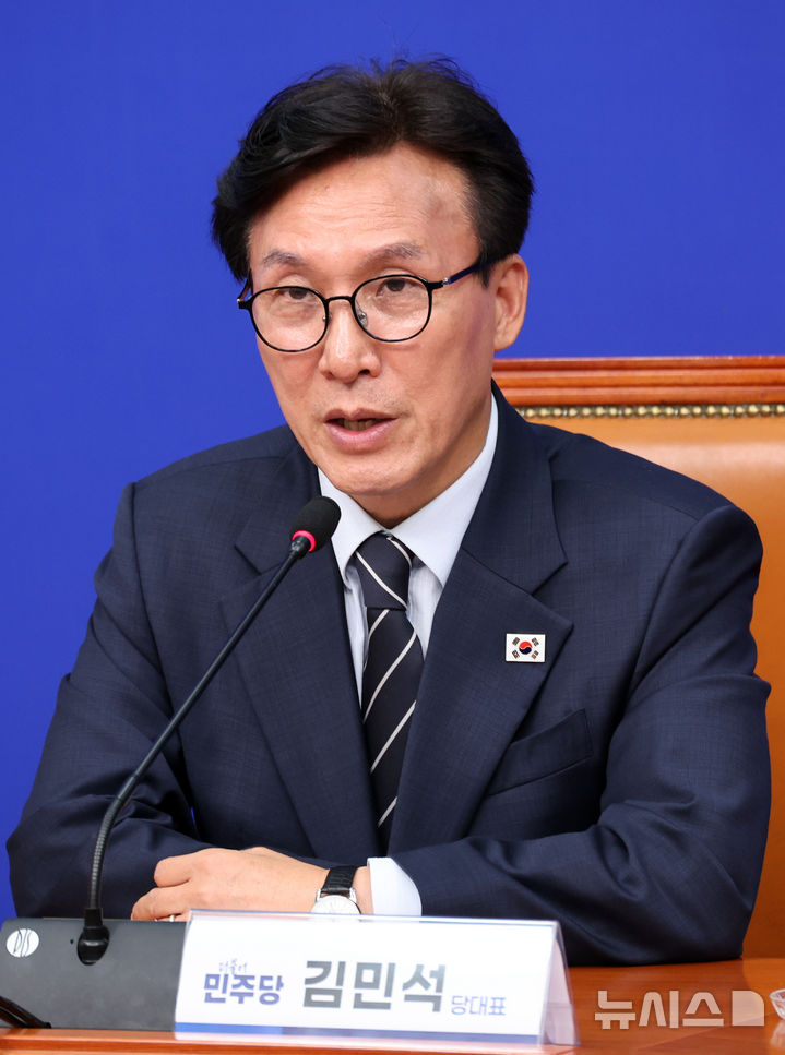 [서울=뉴시스] 최진석 기자 = 김민석 더불어민주당 대표가 25일 여의도 국회에서 민주당 혁신특별기구 '메가텐' 인선 관련 브리핑을 하고 있다. 2026.08.25. myjs@newsis.com