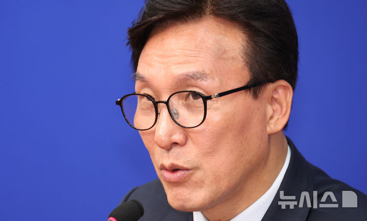 [서울=뉴시스] 최진석 기자 = 김민석 더불어민주당 대표가 25일 여의도 국회에서 민주당 혁신특별기구 '메가텐' 인선 관련 브리핑을 하고 있다. 2026.08.25. myjs@newsis.com