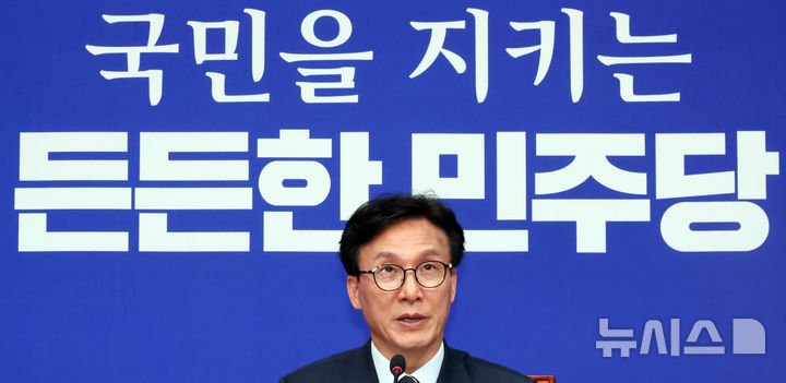 [서울=뉴시스] 최진석 기자 = 김민석 더불어민주당 대표가 25일 여의도 국회에서 민주당 혁신특별기구 '메가텐' 인선 관련 브리핑을 하고 있다. 2026.08.25. myjs@newsis.com