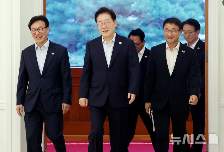 [서울=뉴시스] 조성봉 기자 = 이재명 대통령이 25일 청와대에서 열린 더불어민주당 신임 지도부 만찬 간담회에 입장하고 있다. 왼쪽부터 김민석 대표, 이 대통령, 한병도 원내대표. 2026.08.25. suncho21@newsis.com