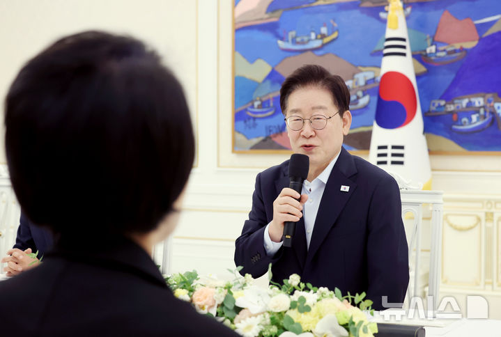 [서울=뉴시스] 조성봉 기자 = 이재명 대통령이 25일 청와대에서 열린 더불어민주당 신임 지도부 만찬 간담회에서 인사말을 하고 있다. 2026.08.25. suncho21@newsis.com
