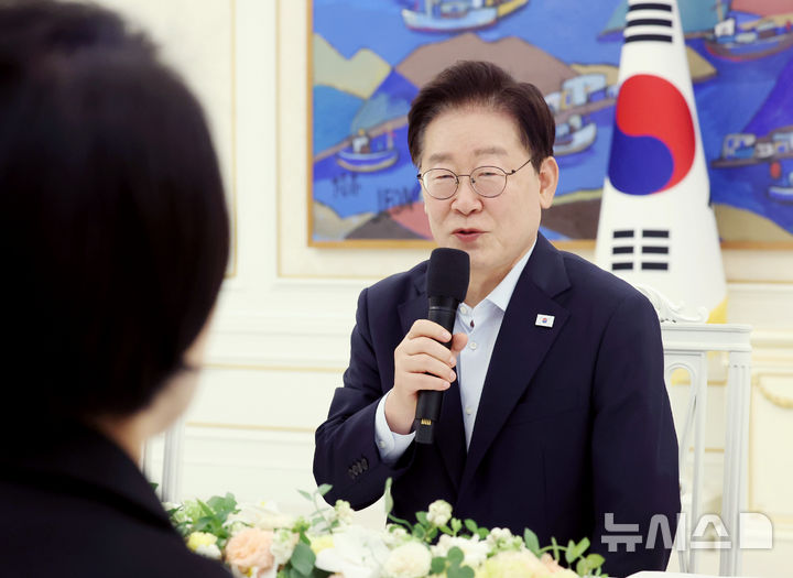 [서울=뉴시스] 조성봉 기자 = 이재명 대통령이 25일 청와대에서 열린 더불어민주당 신임 지도부 만찬 간담회에서 인사말을 하고 있다. 2026.08.25. suncho21@newsis.com