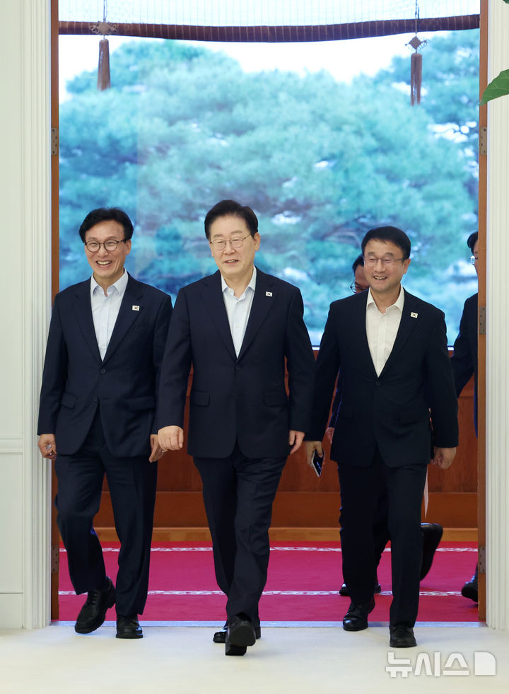 [서울=뉴시스] 조성봉 기자 = 이재명 대통령이 25일 청와대에서 열린 더불어민주당 신임 지도부 만찬 간담회에 입장하고 있다. 왼쪽부터 김민석 대표, 이 대통령, 한병도 원내대표. 2026.08.25. suncho21@newsis.com