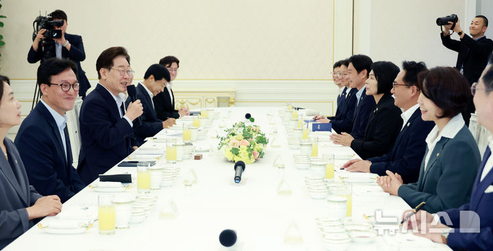 [서울=뉴시스] 조성봉 기자 = 이재명 대통령이 25일 청와대에서 열린 더불어민주당 신임 지도부 만찬 간담회에서 인사말을 하고 있다. 2026.08.25. suncho21@newsis.com
