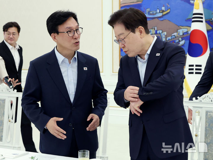[서울=뉴시스] 조성봉 기자 = 이재명 대통령이 25일 청와대에서 열린 더불어민주당 신임 지도부 만찬 간담회에서 김민석 대표와 대화를 하고 있다. 2026.08.25. suncho21@newsis.com