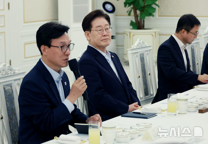 [서울=뉴시스] 조성봉 기자 = 이재명 대통령이 25일 청와대에서 열린 더불어민주당 신임 지도부 만찬 간담회에서 김민석 대표의 발언을 경청하고 있다. 2026.08.25. suncho21@newsis.com