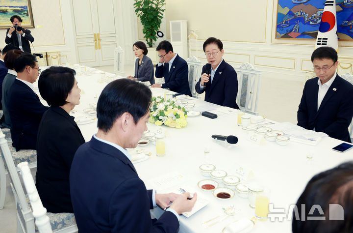 [서울=뉴시스] 조성봉 기자 = 이재명 대통령이 25일 청와대에서 열린 더불어민주당 신임 지도부 만찬 간담회에서 인사말을 하고 있다. 2026.08.25. suncho21@newsis.com