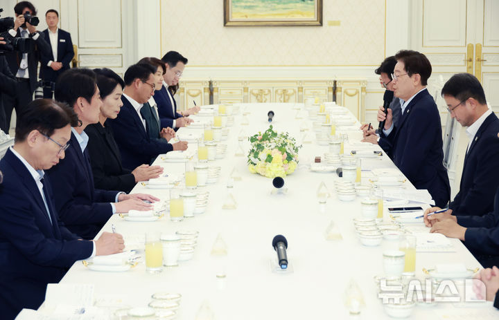 [서울=뉴시스] 조성봉 기자 = 이재명 대통령이 지난 25일 청와대에서 열린 더불어민주당 신임 지도부 만찬 간담회에서 인사말을 하고 있다. 2026.08.25. suncho21@newsis.com