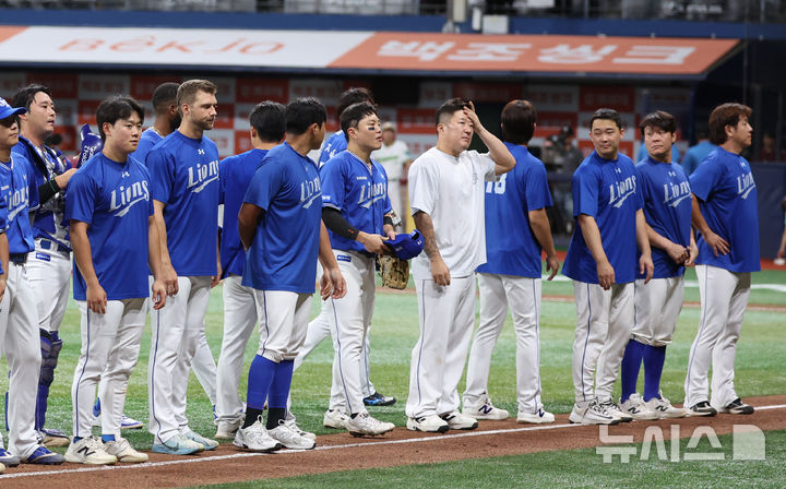 [서울=뉴시스] 조성우 기자 = 25일 오후 서울 구로구 고척스카이돔에서 열린 2026 KBO리그 삼성 라이온즈와 키움 히어로즈의 경기가 연장 11회 3-3 무승부를 기록했다. 삼성 선수들이 팬들에게 인사한 뒤 그라운드를 나서고 있다. 2026.08.25. xconfind@newsis.com