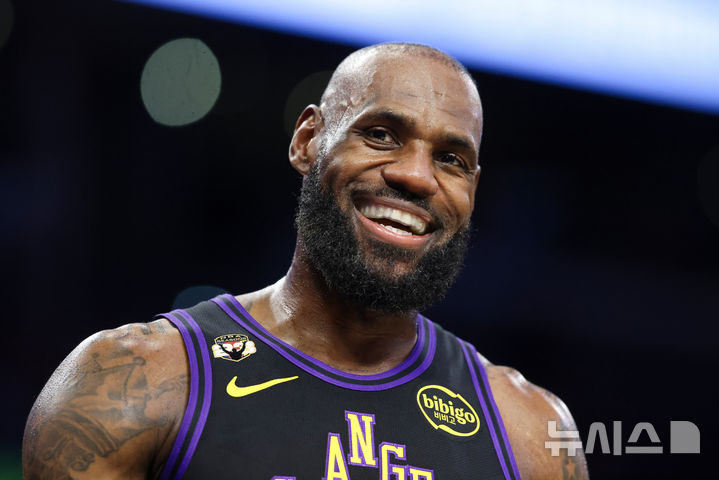 [피닉스=AP/뉴시스] 미국프로농구(NBA) 필라델피아 세븐티식서스 유니폼을 입은 르브론 제임스. 사진은 로스앤젤레스 레이커스 시절. 2026.04.10.
