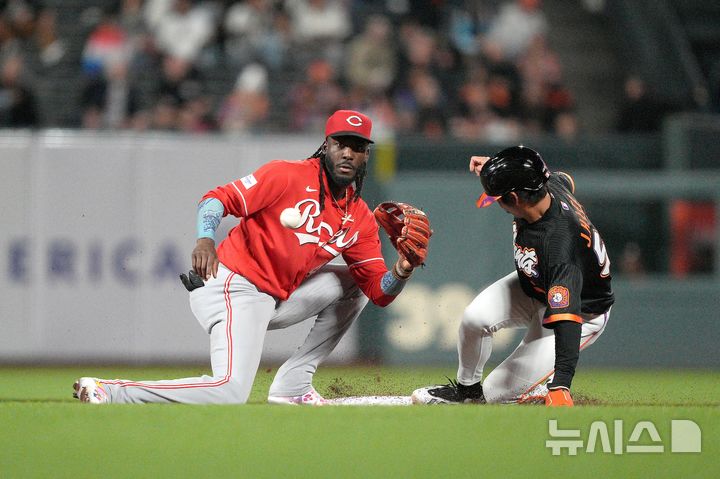 [샌프란시스코=AP/뉴시스] 샌프란시스코 자이언츠의 이정후가 26일(한국 시간) 미국 캘리포니아주 샌프란시스코의 오라클 파크에서 벌어진 2026 메이저리그(MLB) 신시내티 레즈와의 홈 경기에서 7회말 도루에 성공하고 있다. 2026.08.26
