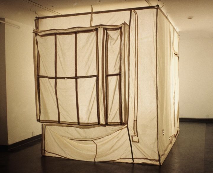 〈516호_516호-I_516호-II〉, 1994995, 옥양목, 지퍼, 266.7 × 213.4 × 365.8 cm. 작가 제공. 서도호. 서도호가 미국 유학 시절 거주했던 공간을 1:1 비율로 천에 재현한 최초의 천 작업이다. 작가는 실제 공간의 구조와 치수를 세밀하게 측정하고 이를 맞춤옷을 만들 듯 천으로 제작함으로써 고정된 건축 공간을 이동 가능한 형태로 변환했다. 이는 공간을 단순한 물리적 장소가 아닌 신체와 관계를 맺고 이동할 수 있는 대상으로 바라본 초기 실험이었다. 특히 방의 내부를 천으로 재현한 작업은 전시장에 옮겨 설치되는 과정에서 하나의 독립된 조형물로 전환되며 공간의 안과 밖, 내부와 외부의 관계를 새롭게 드러낸다. *재판매 및 DB 금지