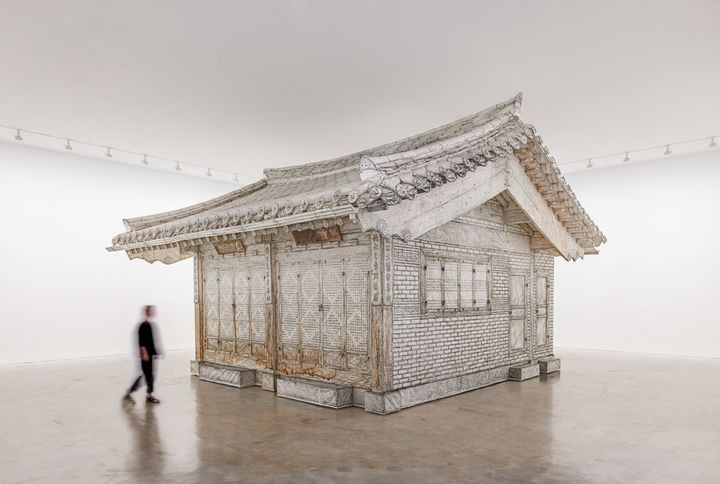 〈러빙러빙_서울 집〉 2013-2022, 닥지에 흑연, 스테인리스 철사, LED 조명, 534x866x802.5cm. 시드니 현대미술관 설치 전경. 2022.© 서도호 *재판매 및 DB 금지